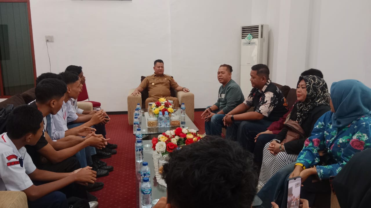 Atlet muaythai saat audiensi dengan wakil bupati Asahan Rianto.