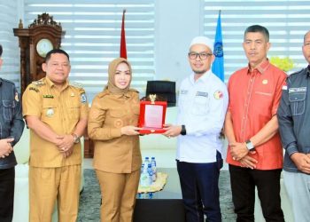 Bupati Labuhanbatu dr Hj Maya Hasmita bersama Wakil Bupati H Jamri saat berfoto bersama dengan ketua Bawaslu Labuhanbatu bersama anggota lainnya. 