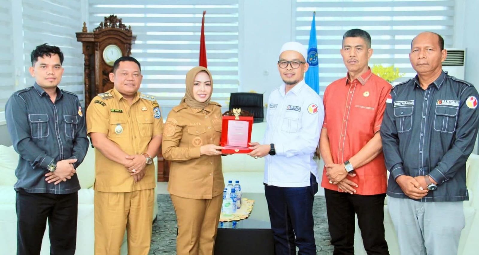 Bupati Labuhanbatu dr Hj Maya Hasmita bersama Wakil Bupati H Jamri saat berfoto bersama dengan ketua Bawaslu Labuhanbatu bersama anggota lainnya.