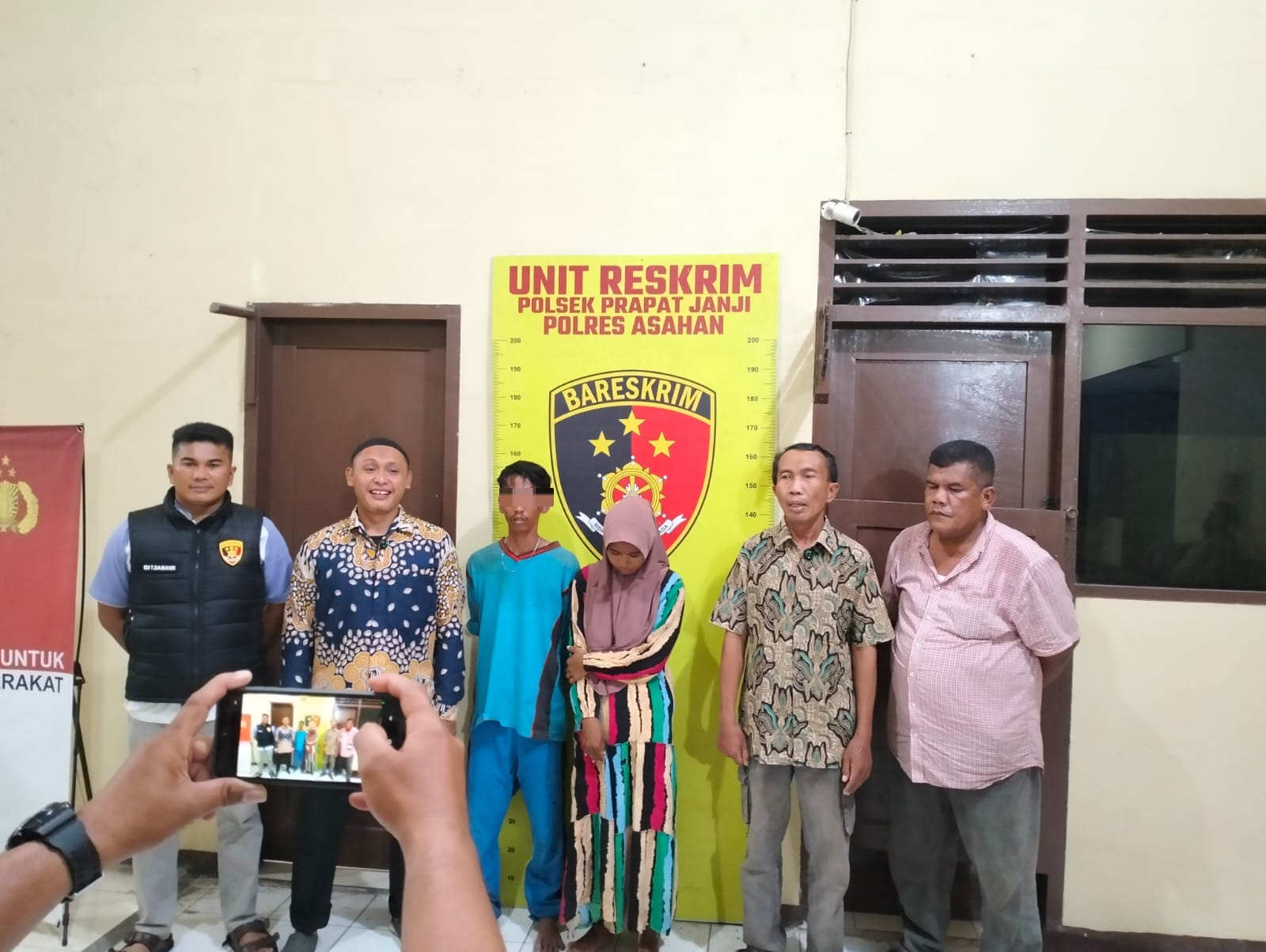 Tersangka saat di kantor polisi.