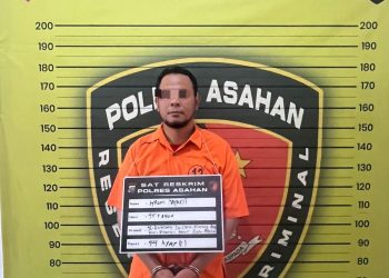 Tersangka saat di kantor polisi.