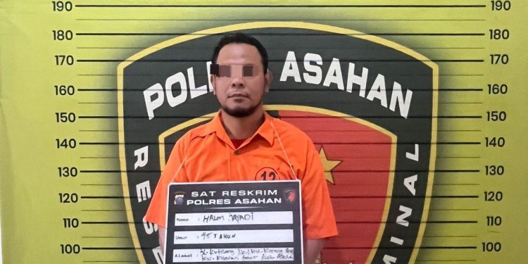 Tersangka saat di kantor polisi.