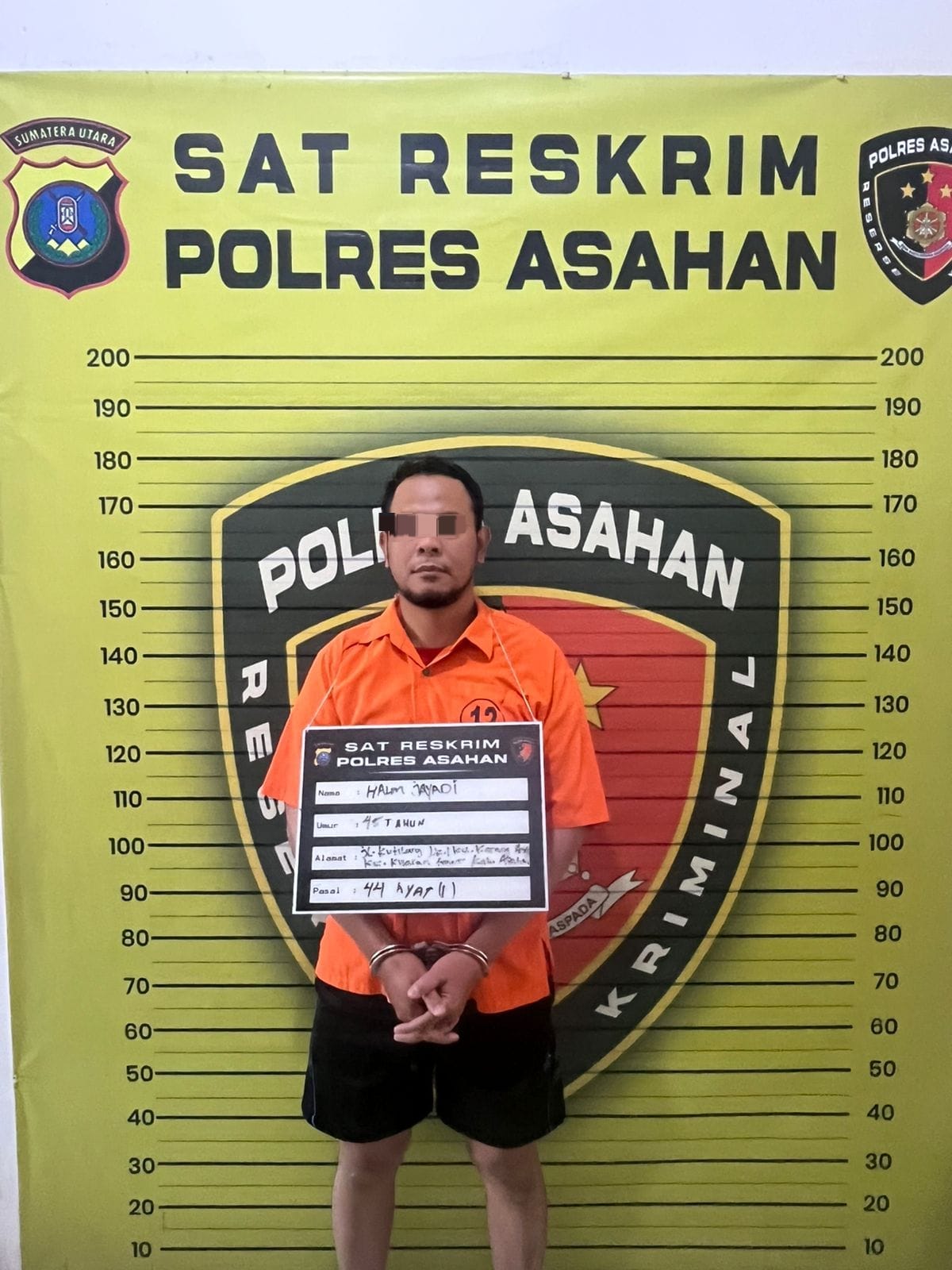 Tersangka saat di kantor polisi.