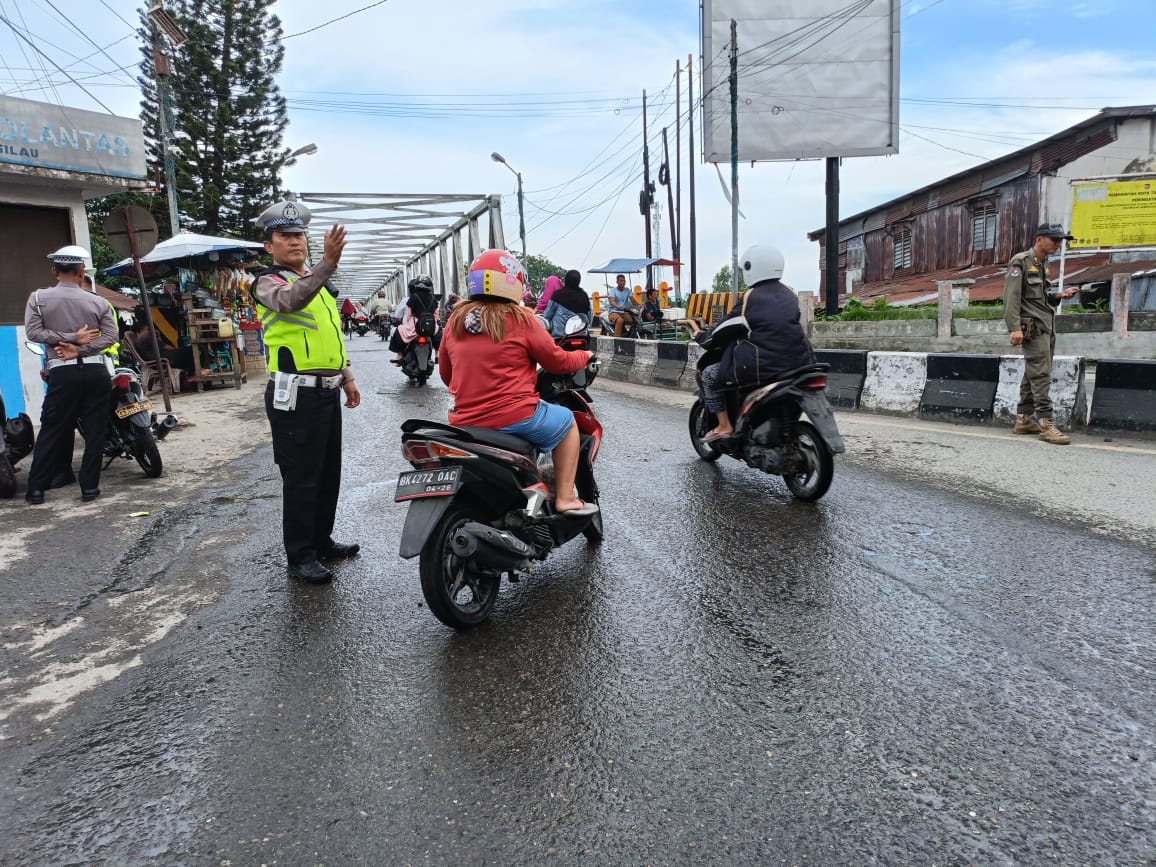 Personel Satlantas Polres Tanjungbalai Laksanakan Pengaturan Jalan di Pagi Hari