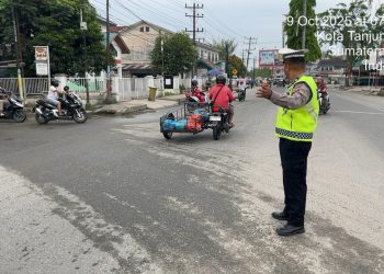 Personel Satlantas Polres Tanjungbalai Laksanakan Pengaturan Jalan di Pagi Hari