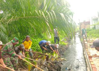 Warga dan Koramil 06 Kisaran  Gotong Royong Bersihkan Saluran Air
