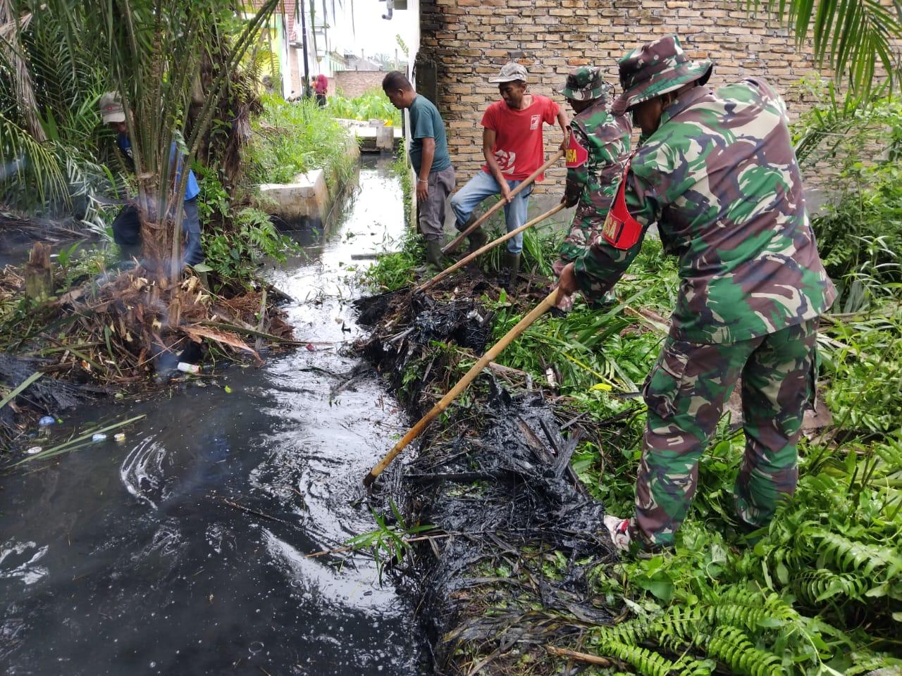 Gotong royong pbersihan parit.