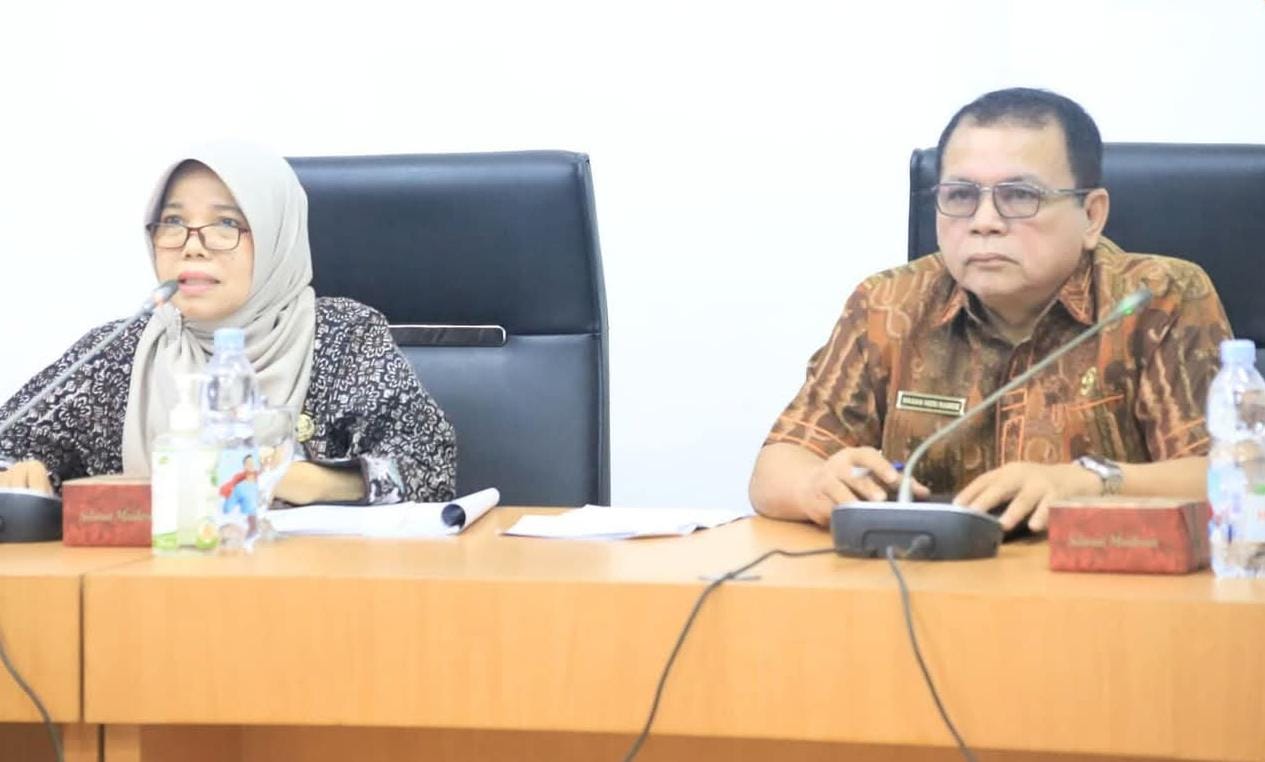 Sekretaris Daerah Kabupaten Labuhanbatu Ir Hasan Heri Rambe (kanan) dan Sekretaris Dinas Pertanian Labuhanbatu Lidyawati Harahap SPSi MAP. (kiri).