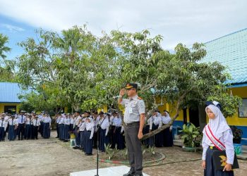 Kalapas Labuhan Ruku Jadi Pembina Upacara di SMPN 1 Talawi