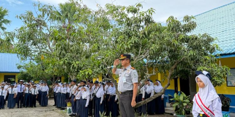 Kalapas Labuhan Ruku Jadi Pembina Upacara di SMPN 1 Talawi