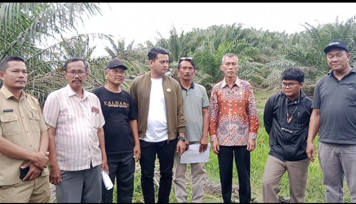 Persoalan sengketa lahan yang terjadi antara warga dan PT Padasa Enam Utama