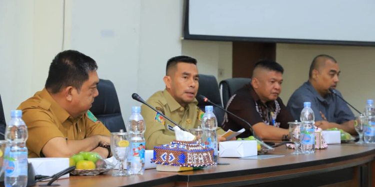 Samsul Tanjung (nomor dua dari kiri) membuka Konsultasi Publik II RDTR Kawasan Perkotaan Aek Kanopan, Gunting Saga, Damuli. 