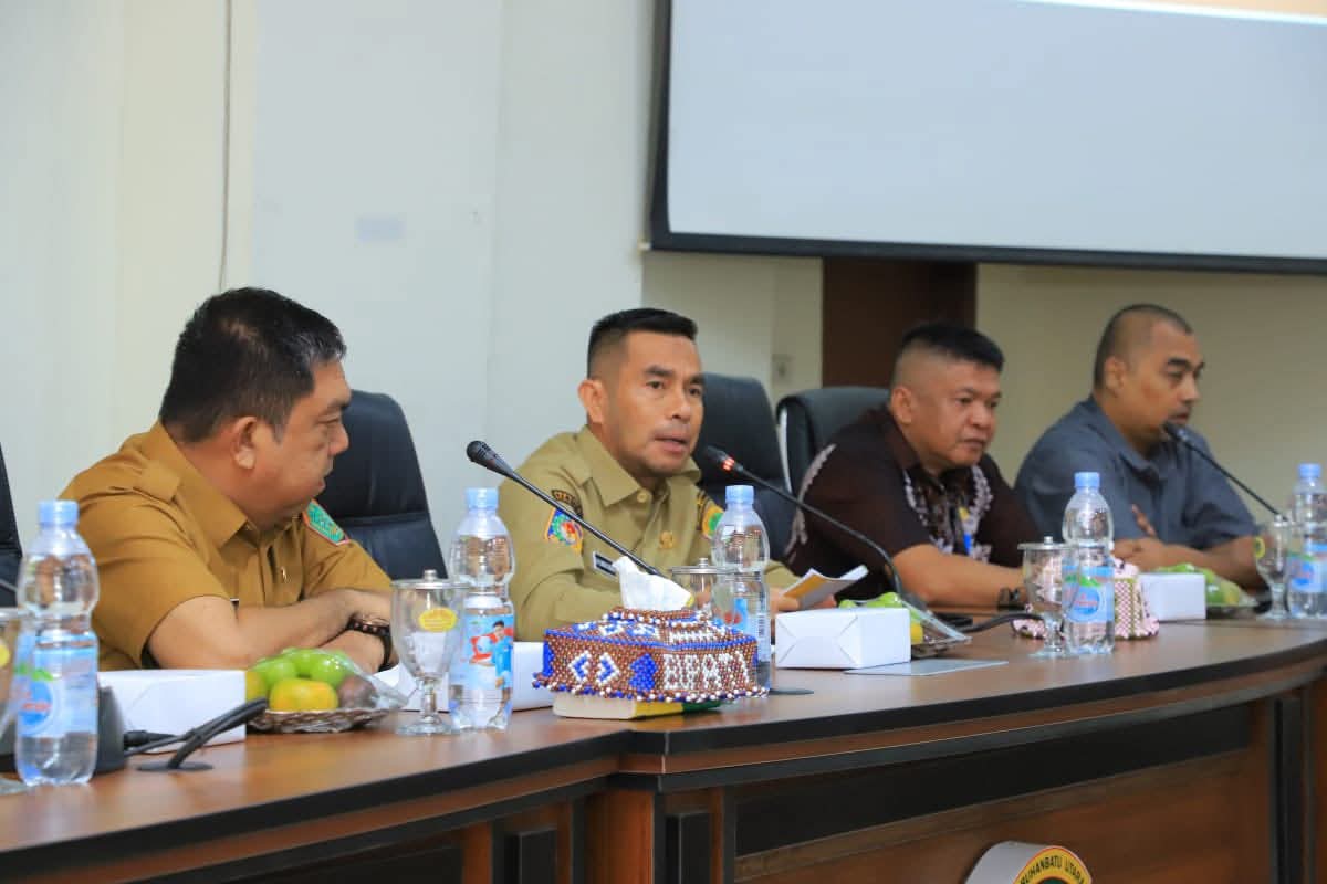 Samsul Tanjung (nomor dua dari kiri) membuka Konsultasi Publik II RDTR Kawasan Perkotaan Aek Kanopan, Gunting Saga, Damuli.