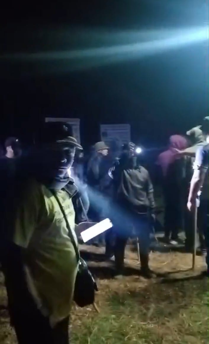 Warga menghadang petugas keamanan PT BSP.