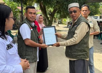 Wakil Bupati Labura, H. Samsul Tanjung, menyerahkan APD kepada petani. 