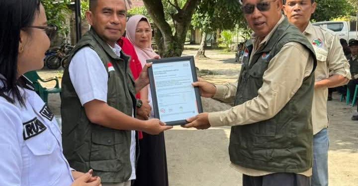 Wakil Bupati Labura, H. Samsul Tanjung, menyerahkan APD kepada petani. 