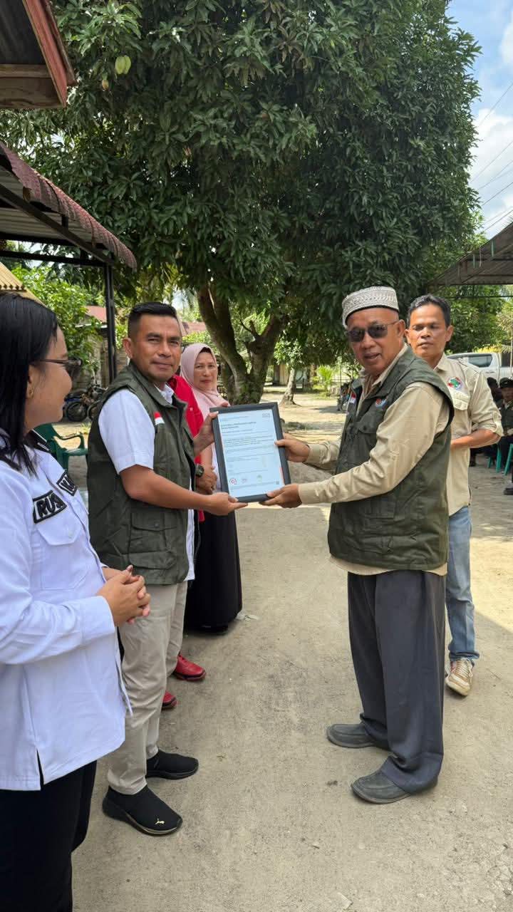 Wakil Bupati Labura, H. Samsul Tanjung, menyerahkan APD kepada petani.