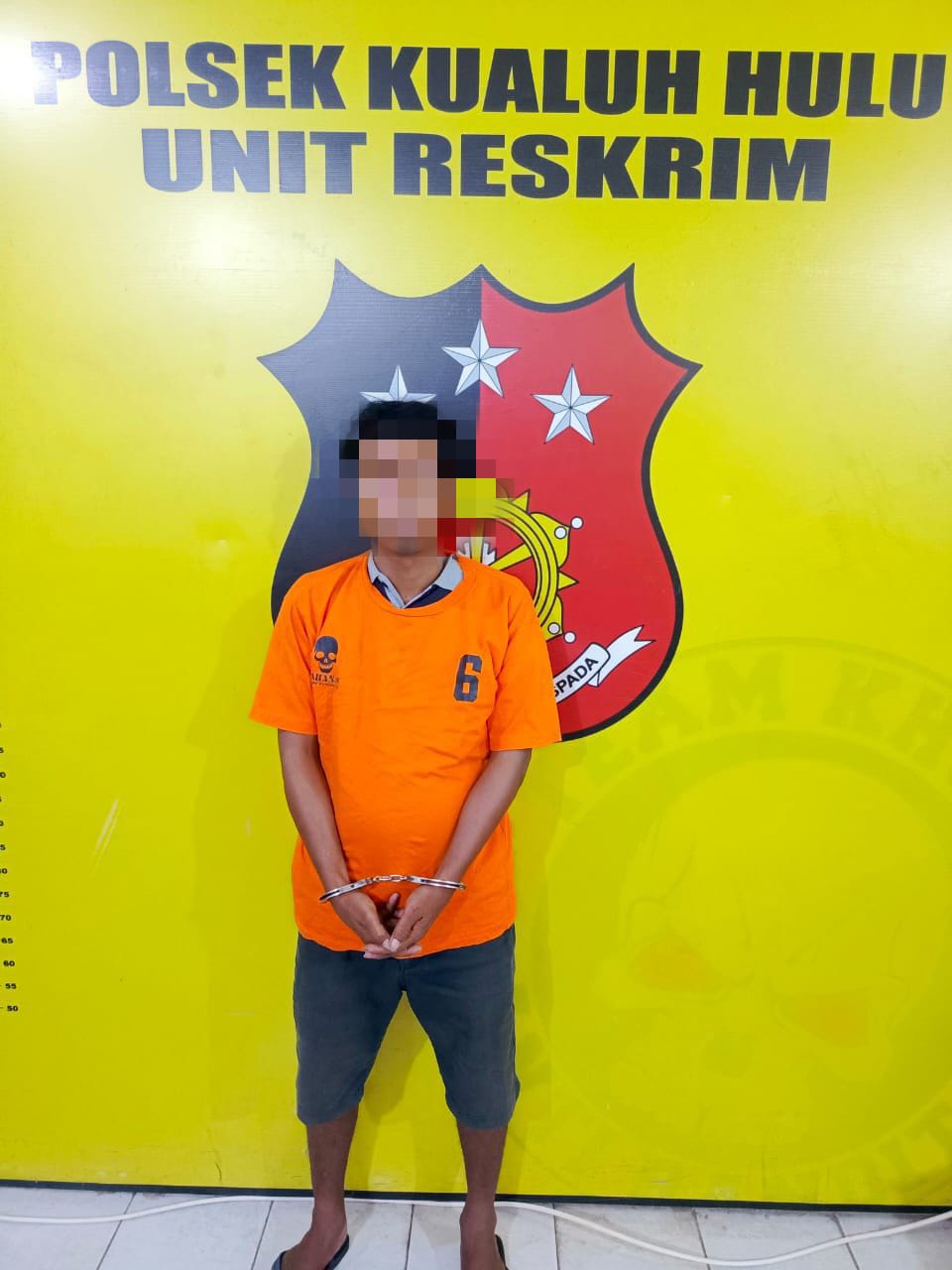 Tersangka saat di kantor polisi.