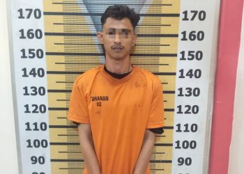 Tersangka saat di kantor polisi.