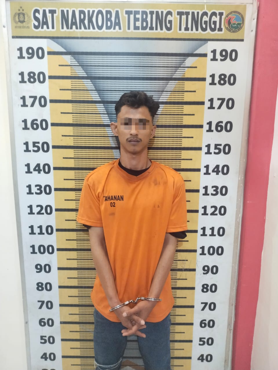 Tersangka saat di kantor polisi.