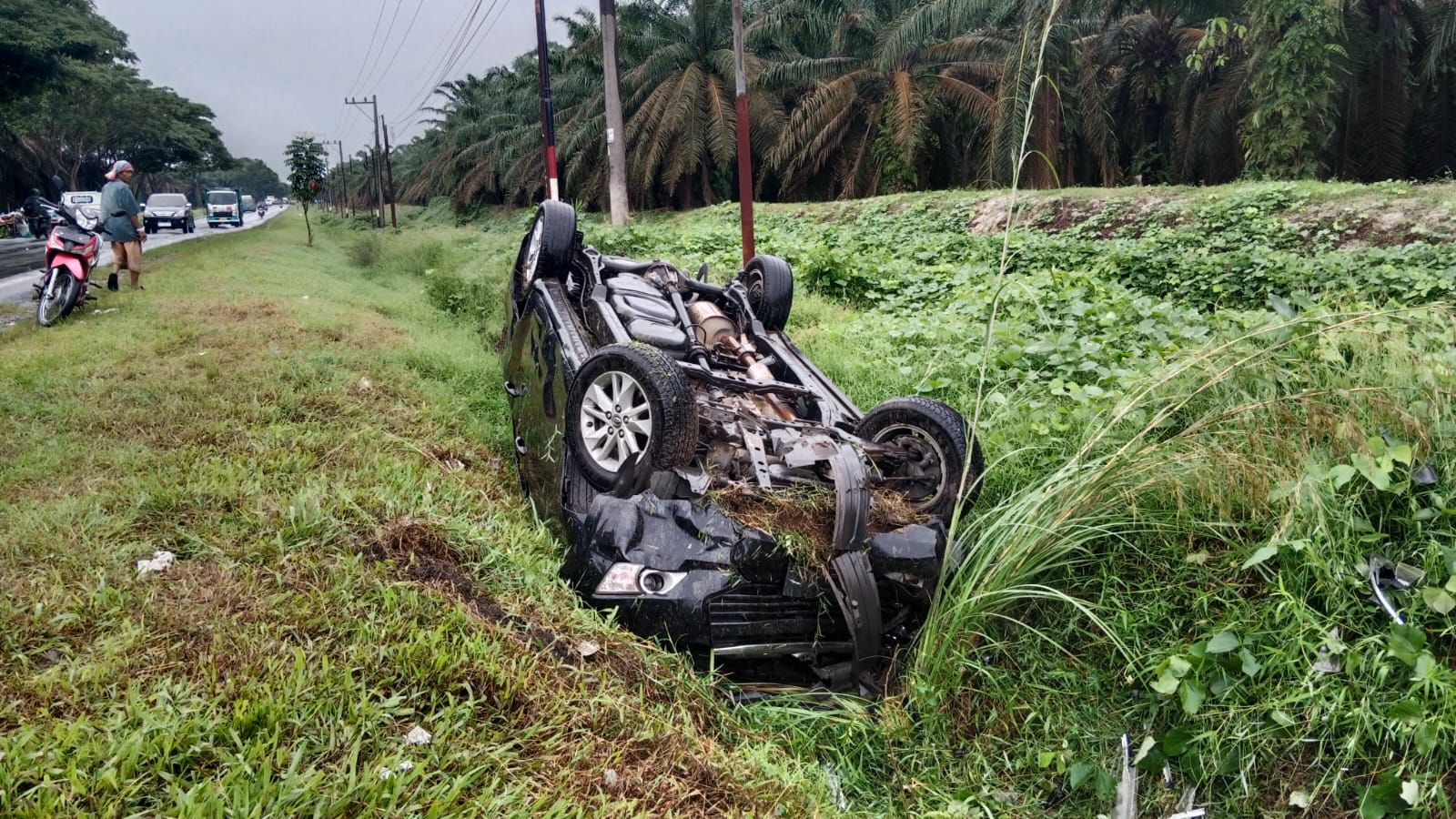 Kijang Innova Terbalik di Jalinsum Asahan-Batubara