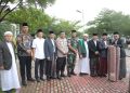 Wabup Labura H Samsul Tanjung menyerahkan ambal sejadah ke pengurus pesantren.