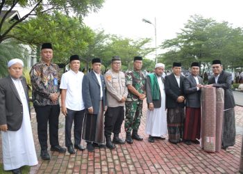 Wabup Labura H Samsul Tanjung menyerahkan ambal sejadah ke pengurus pesantren.