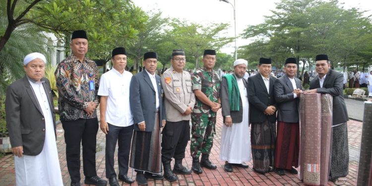 Wabup Labura H Samsul Tanjung menyerahkan ambal sejadah ke pengurus pesantren.
