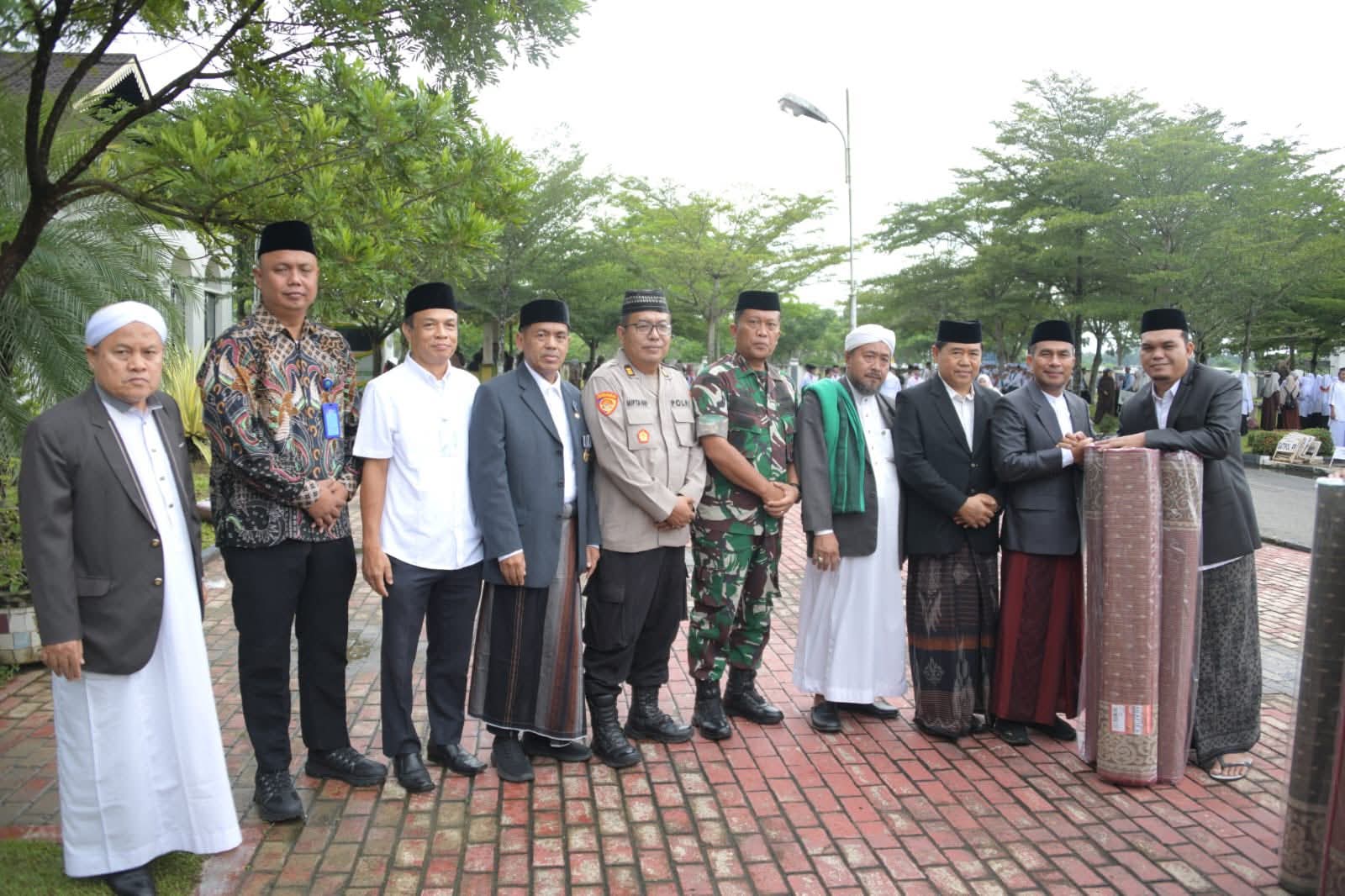 Wabup Labura H Samsul Tanjung menyerahkan ambal sejadah ke pengurus pesantren.