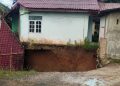 Rumah Warga di Lima Puluh Nyaris Ambruk Akibat Longsor, Akses Jalan Terputus