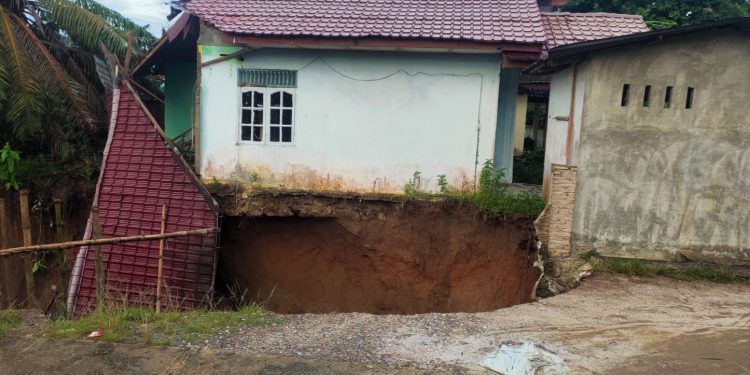 Rumah Warga di Lima Puluh Nyaris Ambruk Akibat Longsor, Akses Jalan Terputus