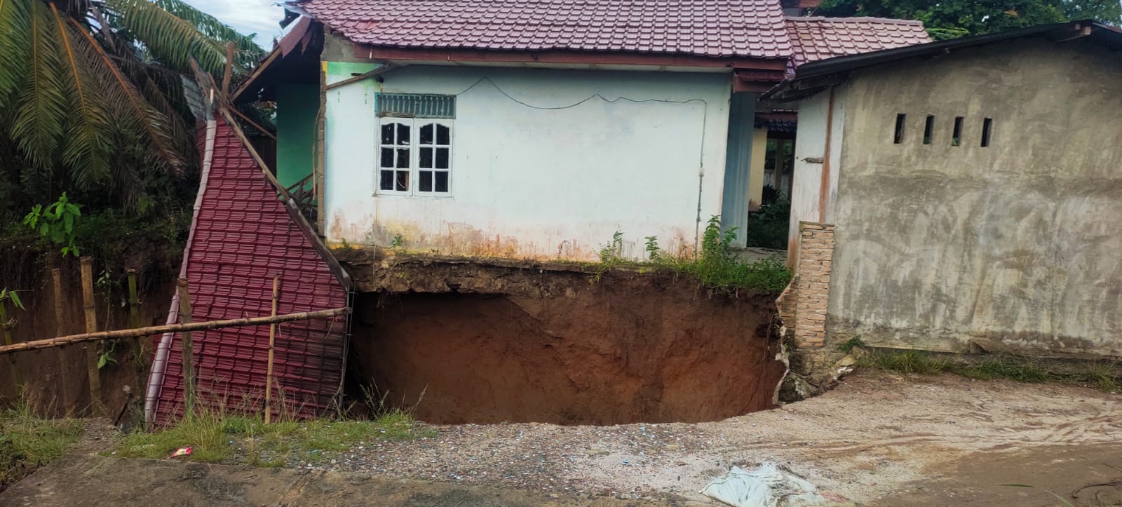 Rumah Warga di Lima Puluh Nyaris Ambruk Akibat Longsor, Akses Jalan Terputus