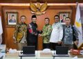 Wabup Labura, H. Samsul Tanjung, berjabat tangan dengan Menteri Sosial, Saifullah Yusuf, saat audiensi di Kantor Kementerian Sosial, Kamis (23/10/2025)