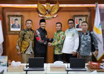 Wabup Labura, H. Samsul Tanjung, berjabat tangan dengan Menteri Sosial, Saifullah Yusuf, saat audiensi di Kantor Kementerian Sosial, Kamis (23/10/2025) 