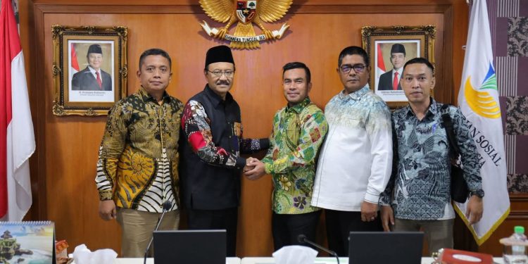 Wabup Labura, H. Samsul Tanjung, berjabat tangan dengan Menteri Sosial, Saifullah Yusuf, saat audiensi di Kantor Kementerian Sosial, Kamis (23/10/2025) 