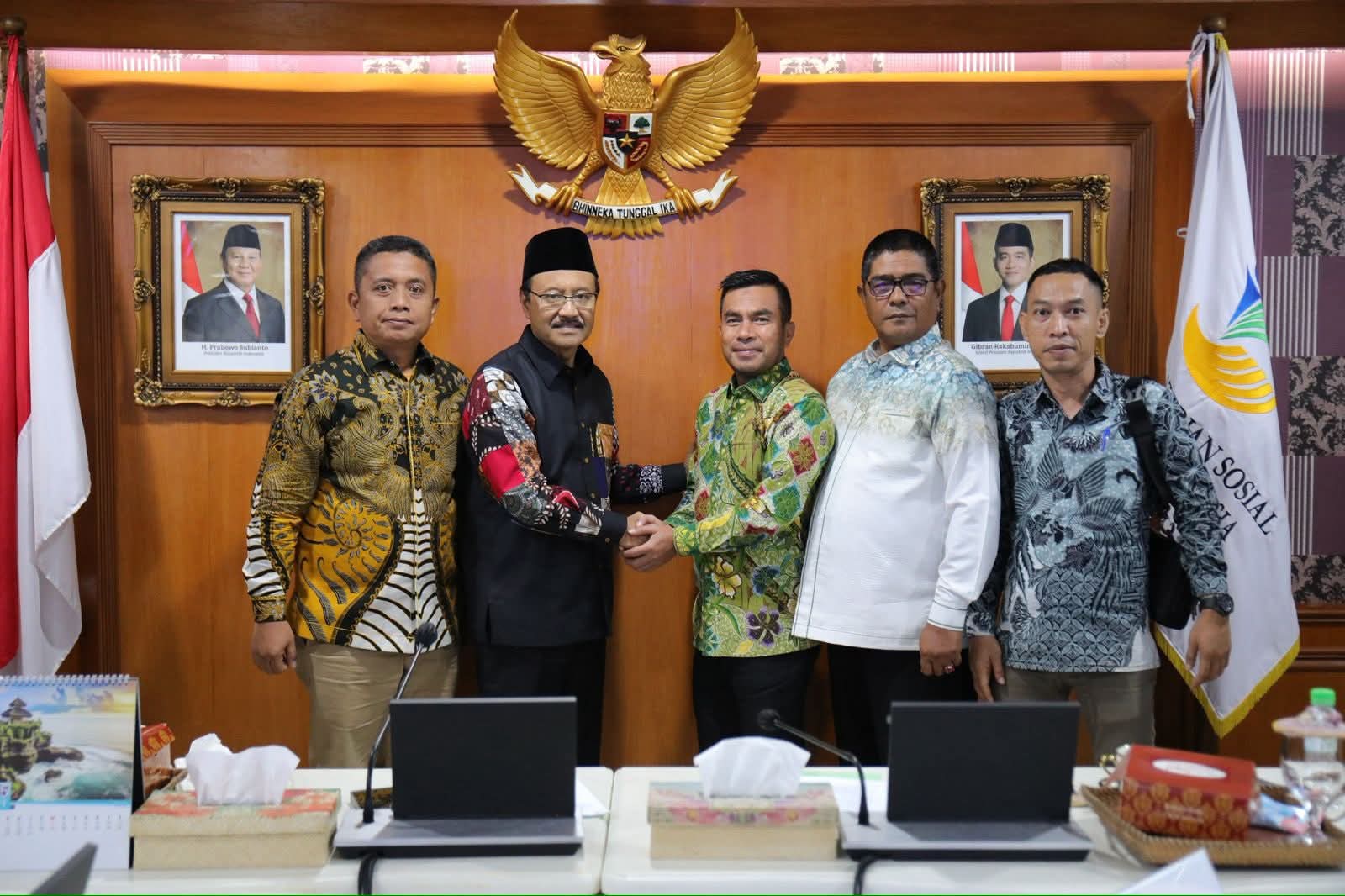 Wabup Labura, H. Samsul Tanjung, berjabat tangan dengan Menteri Sosial, Saifullah Yusuf, saat audiensi di Kantor Kementerian Sosial, Kamis (23/10/2025)