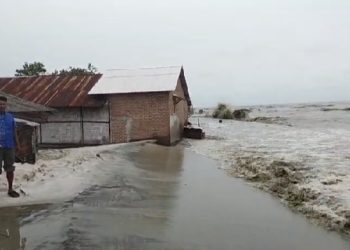 Gelombang Tinggi Air Laut Ancam Keselamatan Warga di Desa Bagan Kuala, Tiga Sampan Karam