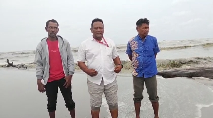 Gelombang Tinggi Air Laut Ancam Keselamatan Warga di Desa Bagan Kuala, Tiga Sampan Karam