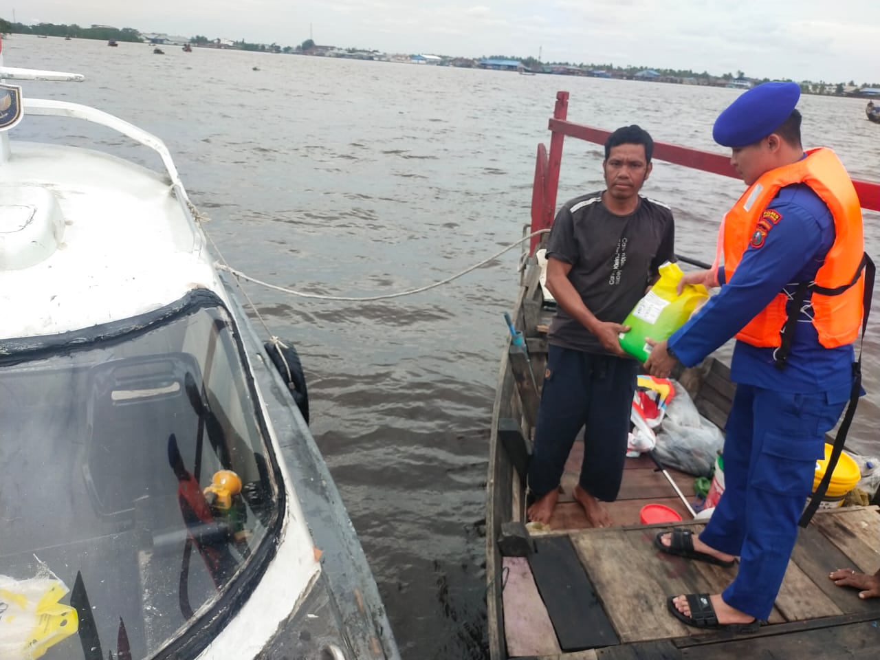 Sat Polair Polres Tanjungbalai Berbagi Rezeki ke Nelayan