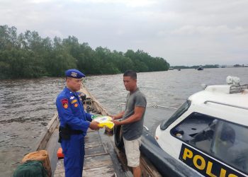 Sat Polair Polres Tanjungbalai Berbagi Rezeki ke Nelayan