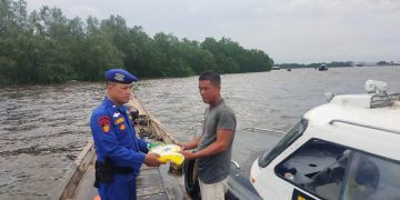 Sat Polair Polres Tanjungbalai Berbagi Rezeki ke Nelayan