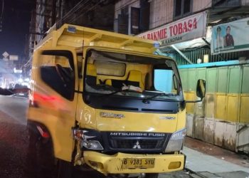 Truk B 9181 SYU diamankan setelah menabrak pengendara sepedamotor. 