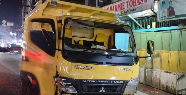 Truk B 9181 SYU diamankan setelah menabrak pengendara sepedamotor.