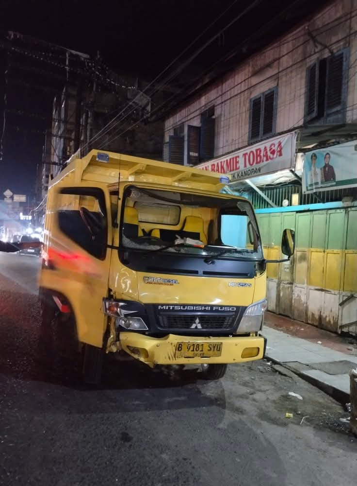 Truk B 9181 SYU diamankan setelah menabrak pengendara sepedamotor.