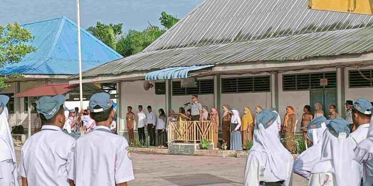 Kalapas Labuhan Ruku Jadi Pembina Upacara di SMA Negeri 1 Talawi