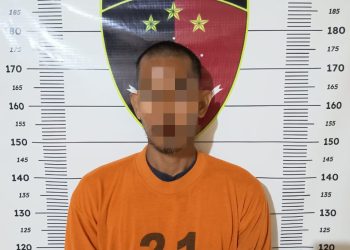 Tersangka saat di kantor polisi