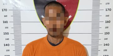 Tersangka saat di kantor polisi