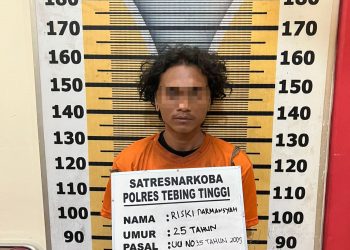 Tersangka saat di kantor polisi.