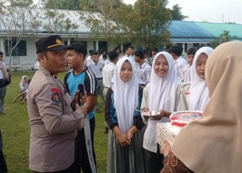 Humas Polres Tanjungbalai Rayakan HUT ke-74 di SMK 5 Tanjungbalai