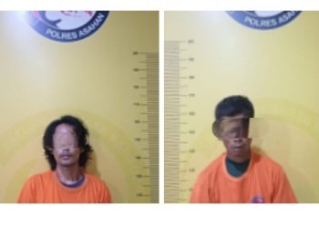 Kedua tersangka saat di kantor polisi.